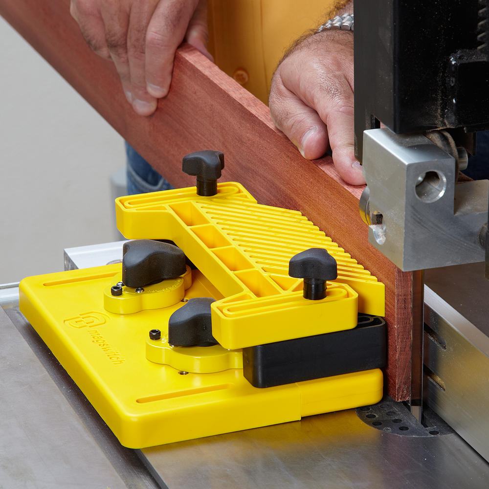 Magswitch® Vertical Featherboard with Mounting Bracket and Riser Magswitch® Vertical Featherboard with Mounting Bracket and Riser