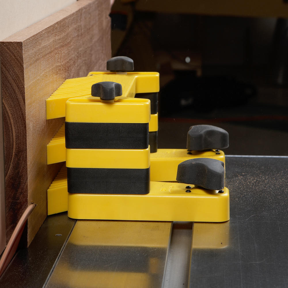 Magswitch® Vertical Featherboard with Mounting Bracket and Riser Magswitch® Vertical Featherboard with Mounting Bracket and Riser