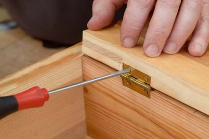 03_Messingschrauben-mit-Hand_1200x800 03_Messingschrauben-mit-Hand_1200x800
